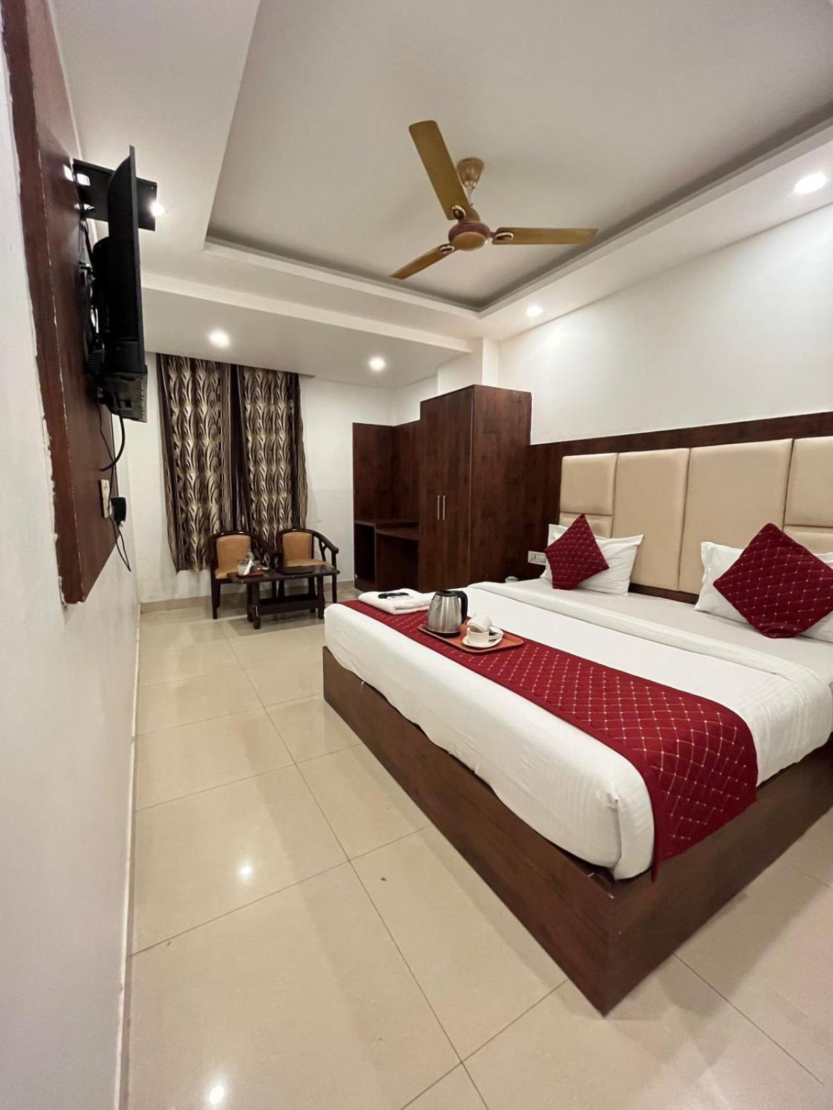 Royal Near Delhi Airport Mahipalpur Bed & Breakfast *