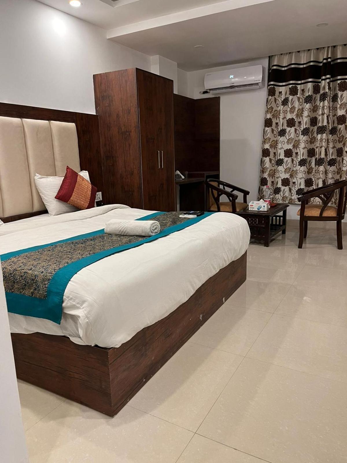 Royal Near Delhi Airport Mahipalpur Bed & Breakfast